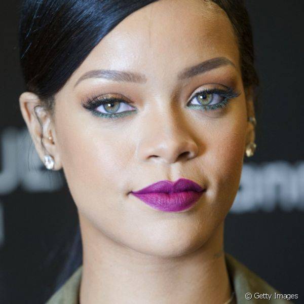 O delineado verde foi o escolhido da cantora Rihanna para colorir a linha d'?gua inferior